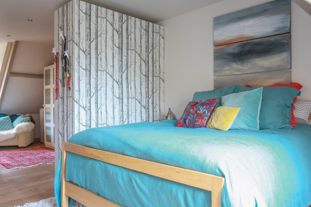 オークランドにある広いエクレクティックスタイルのおしゃれなロフト寝室 (白い壁、淡色無垢フローリング) のレイアウト