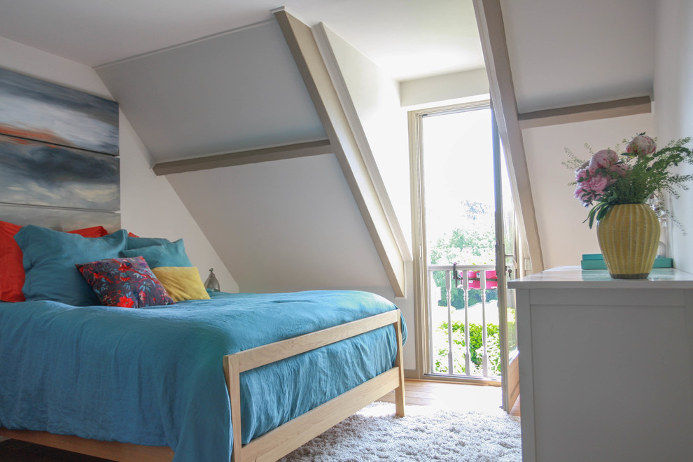 Großes Stilmix Schlafzimmer im Loft-Style mit weißer Wandfarbe und hellem Holzboden in Auckland