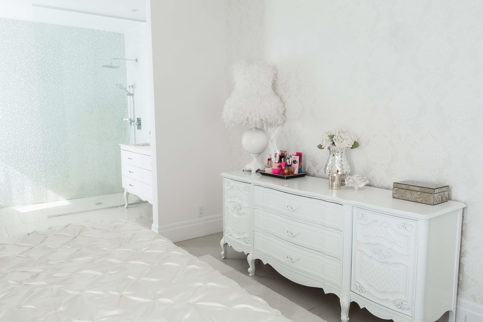 Idee per una grande camera matrimoniale moderna con pareti bianche, pavimento in gres porcellanato e pavimento beige