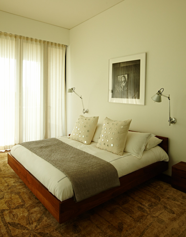 Ispirazione per una camera degli ospiti moderna con pareti bianche, moquette e pavimento multicolore