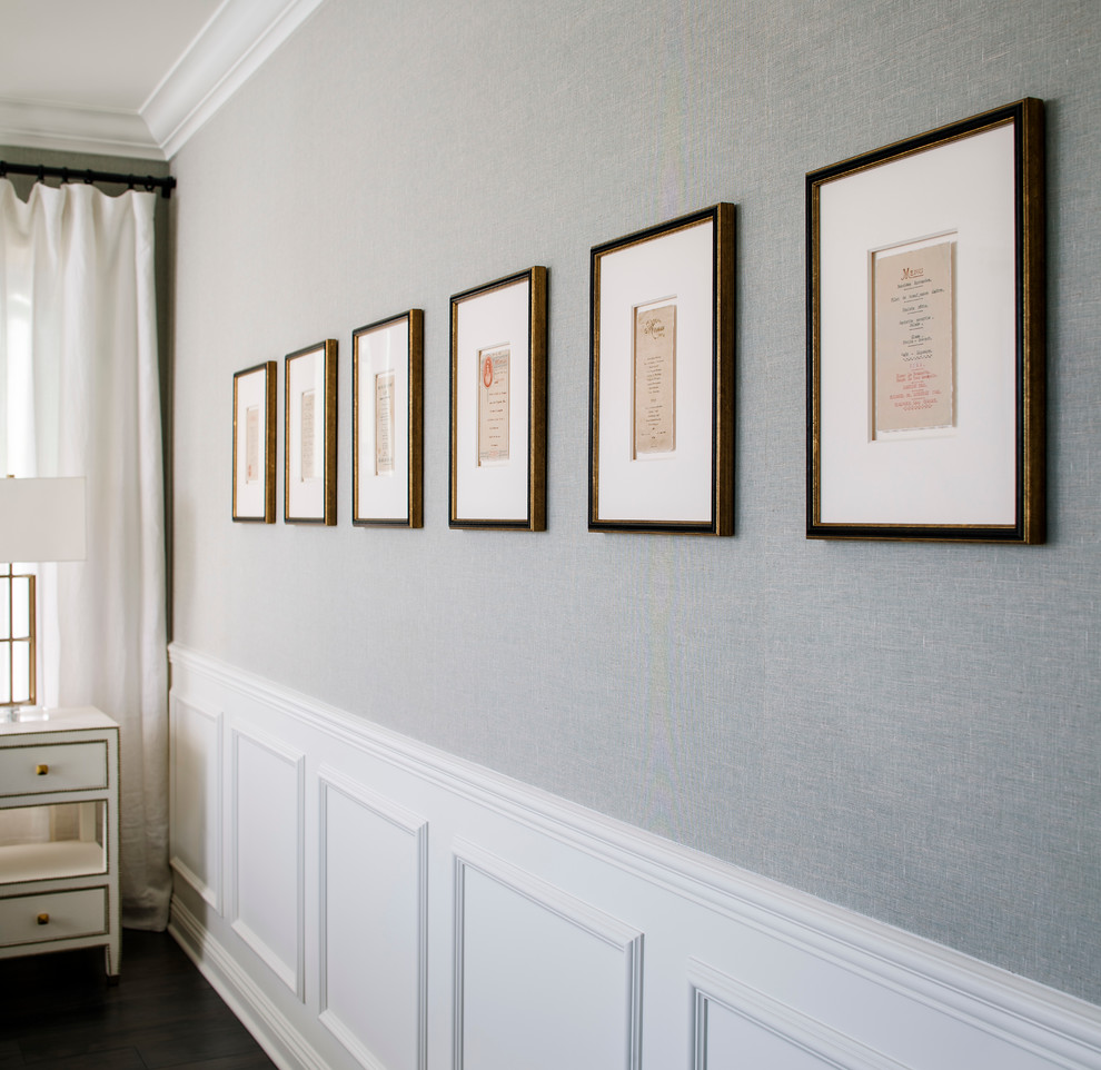 Idée de décoration pour une grande chambre parentale bohème avec un mur vert, parquet foncé et aucune cheminée.