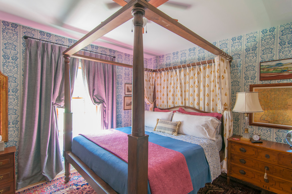На фото: хозяйская спальня в стиле фьюжн с разноцветными стенами с