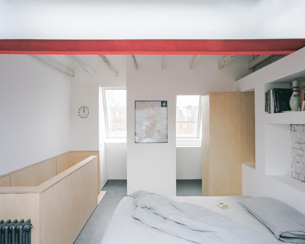 Immagine di una camera matrimoniale design di medie dimensioni con pareti bianche, pavimento in vinile, pavimento grigio e travi a vista