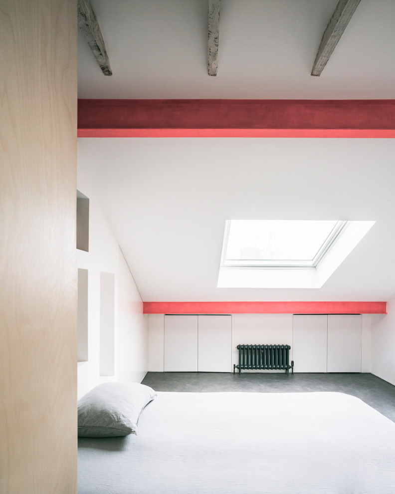 Foto di una camera matrimoniale contemporanea di medie dimensioni con pareti bianche, pavimento in vinile e pavimento grigio