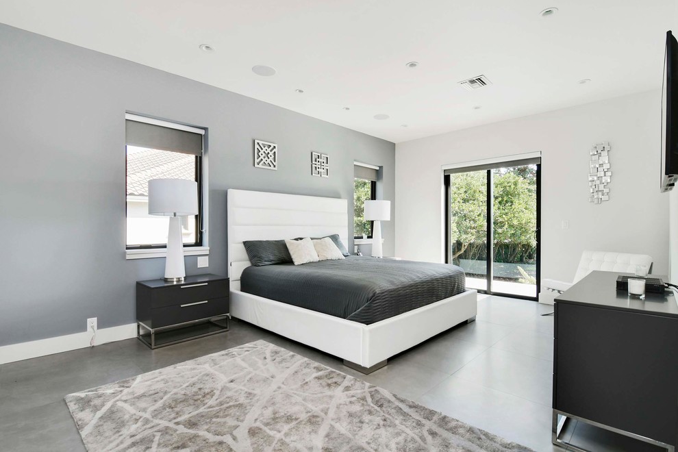 Mittelgroßes Modernes Hauptschlafzimmer mit weißer Wandfarbe und Porzellan-Bodenfliesen in Orlando