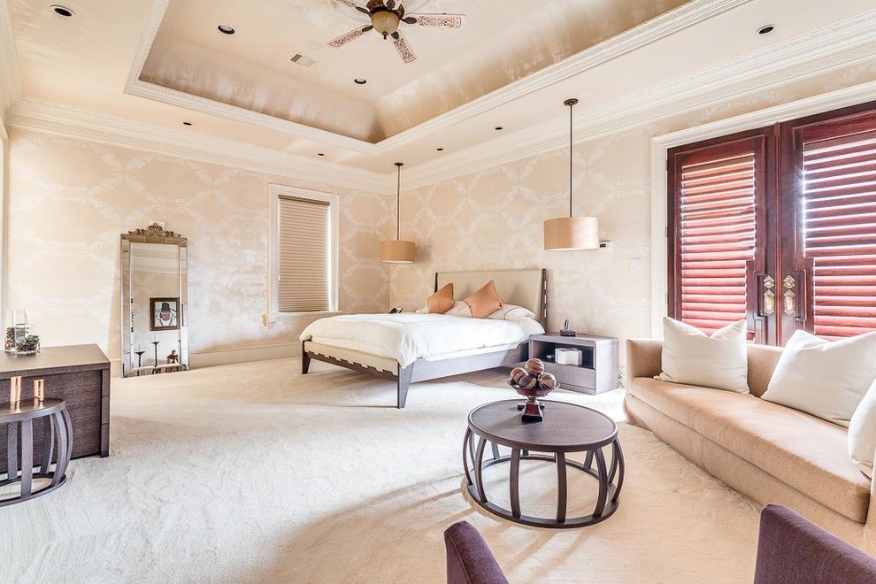 Modelo de dormitorio principal tradicional grande con paredes beige, moqueta y suelo beige