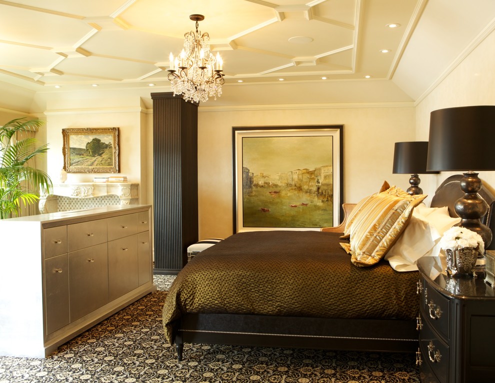 Immagine di una camera matrimoniale chic con pareti beige e moquette