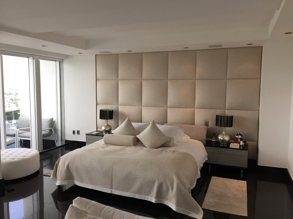 Foto de dormitorio principal moderno grande con paredes beige y suelo de mármol