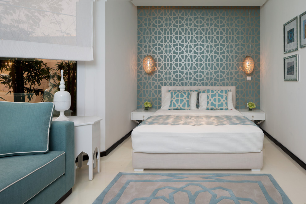 Идея дизайна: хозяйская спальня среднего размера в средиземноморском стиле с белыми стенами и полом из линолеума без камина