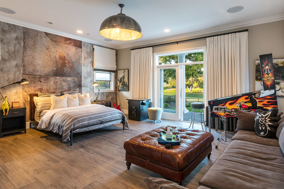 Стильный дизайн: большая гостевая спальня (комната для гостей) в современном стиле с бежевыми стенами и коричневым полом - последний тренд