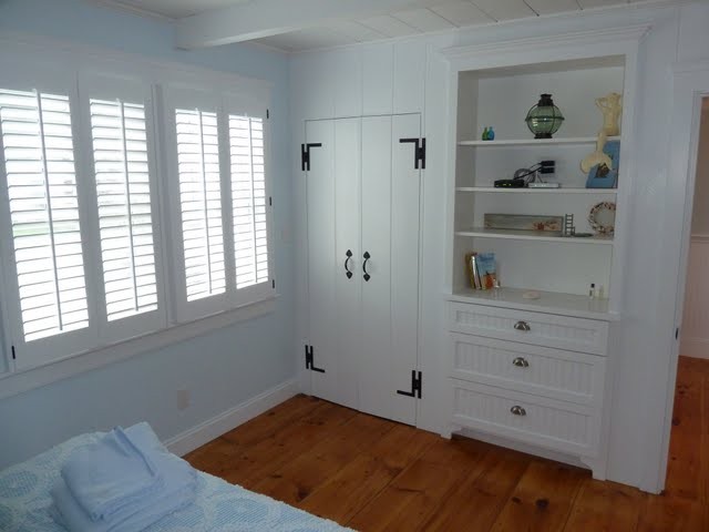 Idée de décoration pour une petite chambre d'amis marine avec un mur bleu.