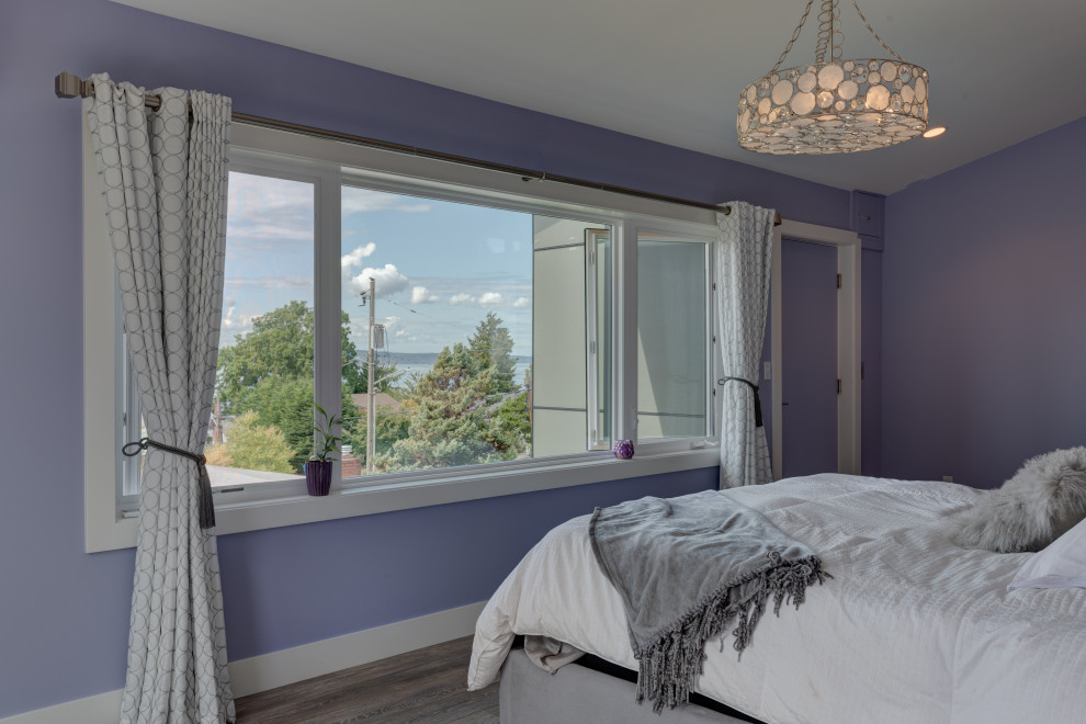 シアトルにある中くらいなミッドセンチュリースタイルのおしゃれな主寝室 (紫の壁、クッションフロア、グレーの床、三角天井) のインテリア