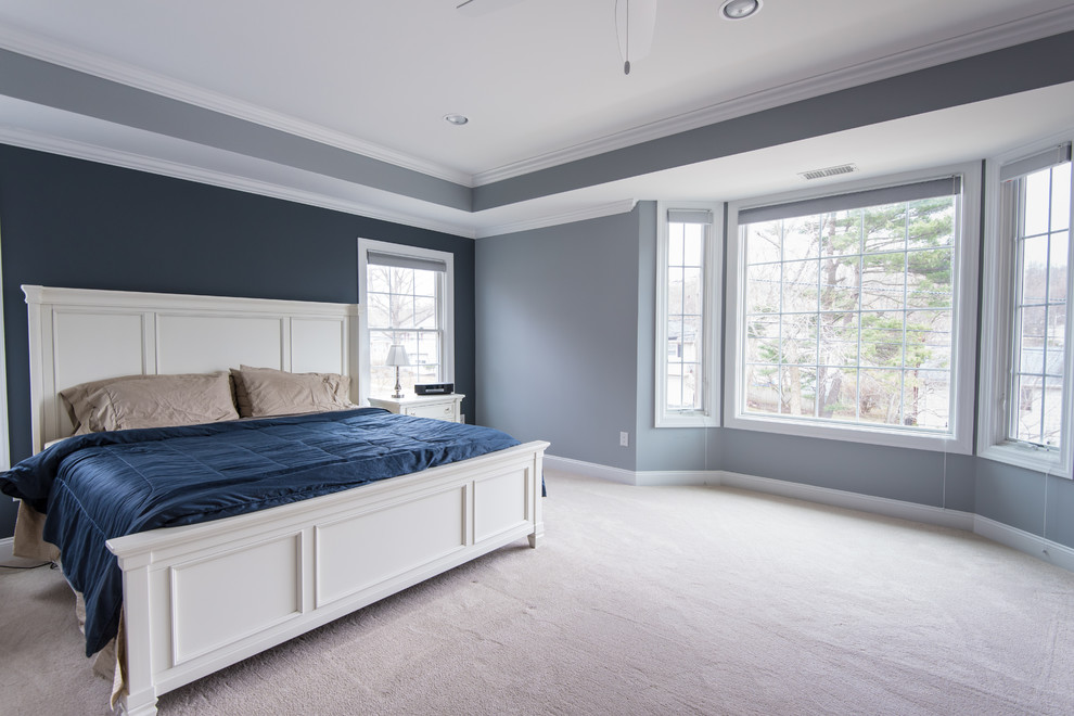 Imagen de dormitorio principal clásico grande sin chimenea con paredes grises y moqueta