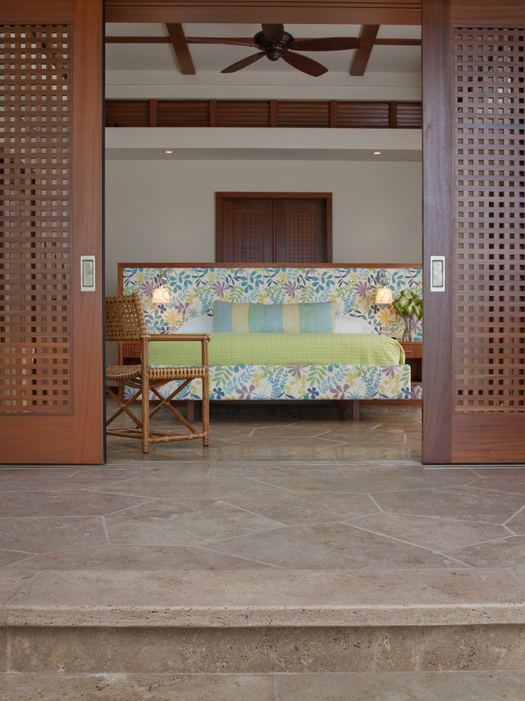 Idée de décoration pour une très grande chambre parentale asiatique avec un mur beige et un sol en carrelage de céramique.