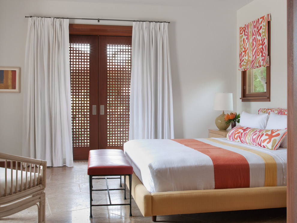 Идея дизайна: огромная гостевая спальня (комната для гостей) в восточном стиле с бежевыми стенами и полом из керамической плитки