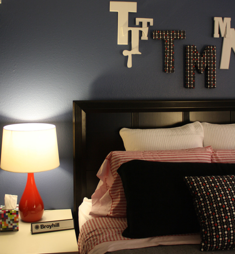 Cette photo montre une petite chambre avec moquette moderne avec un mur bleu.