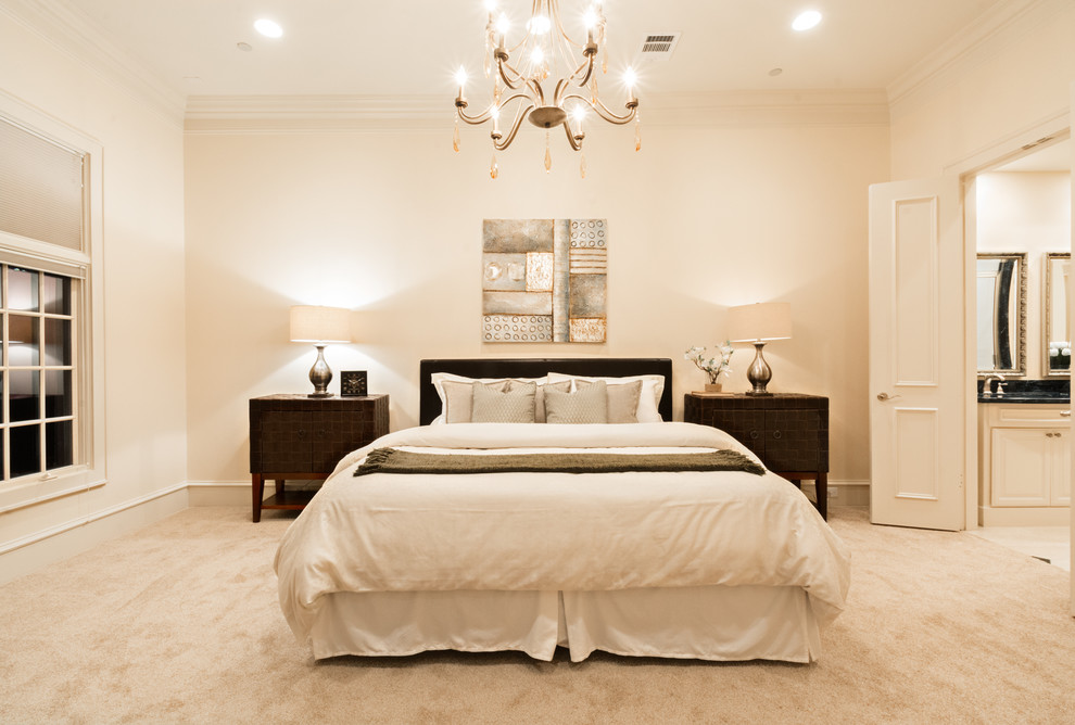 На фото: хозяйская спальня в стиле неоклассика (современная классика) с ковровым покрытием