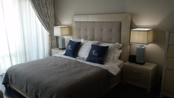 Идея дизайна: хозяйская спальня среднего размера в стиле шебби-шик с серыми стенами