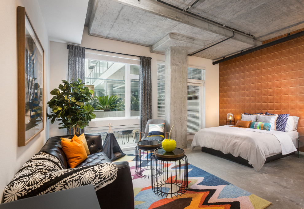 Стильный дизайн: спальня в современном стиле с оранжевыми стенами, бетонным полом, серым полом и обоями на стенах - последний тренд
