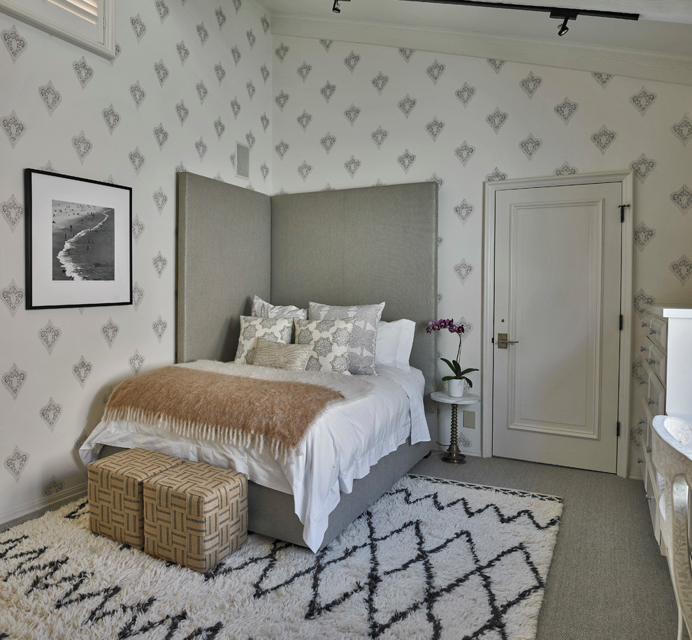 На фото: большая хозяйская спальня в стиле неоклассика (современная классика) с белыми стенами и ковровым покрытием с
