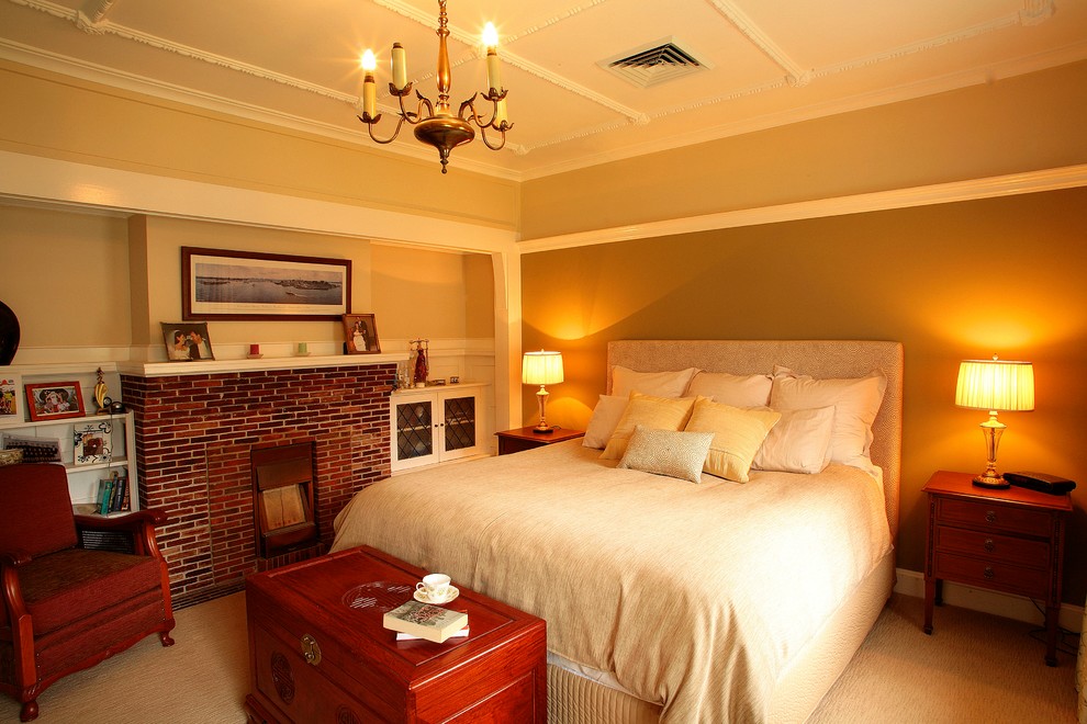 Imagen de dormitorio principal clásico renovado grande con paredes verdes, moqueta, todas las chimeneas y marco de chimenea de ladrillo