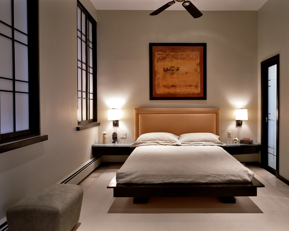 Exemple d'une chambre tendance avec un mur beige.