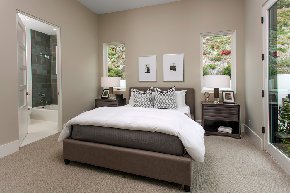 Cette image montre une grande chambre vintage avec un mur beige, une cheminée standard, un manteau de cheminée en pierre et un sol beige.