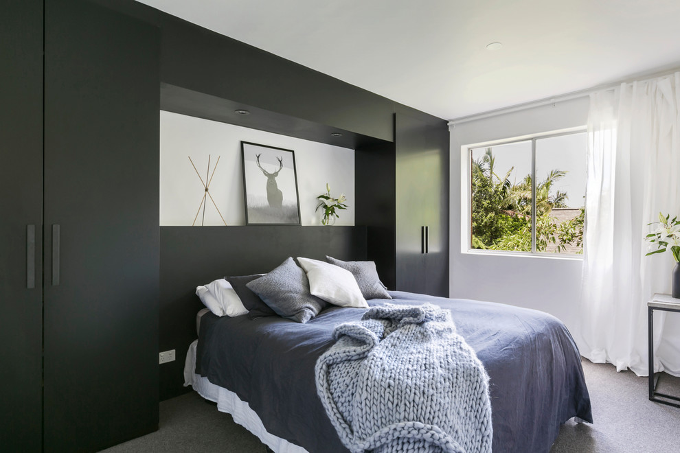 Diseño de dormitorio gris y negro nórdico con paredes negras, moqueta y suelo gris