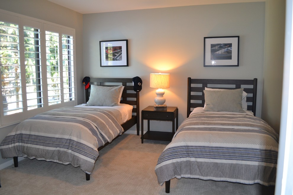 This is an example of a small traditional guest bedroom in Chicago with grey walls and carpet.