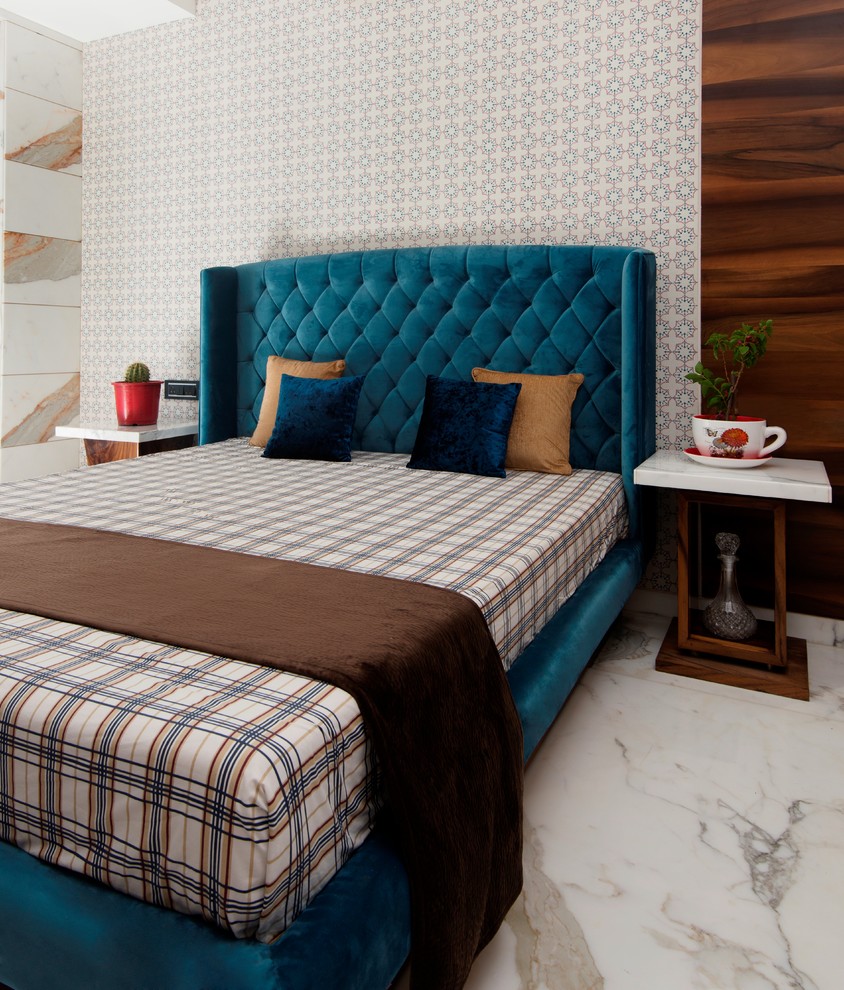 Modelo de habitación de invitados contemporánea sin chimenea con paredes blancas y suelo blanco