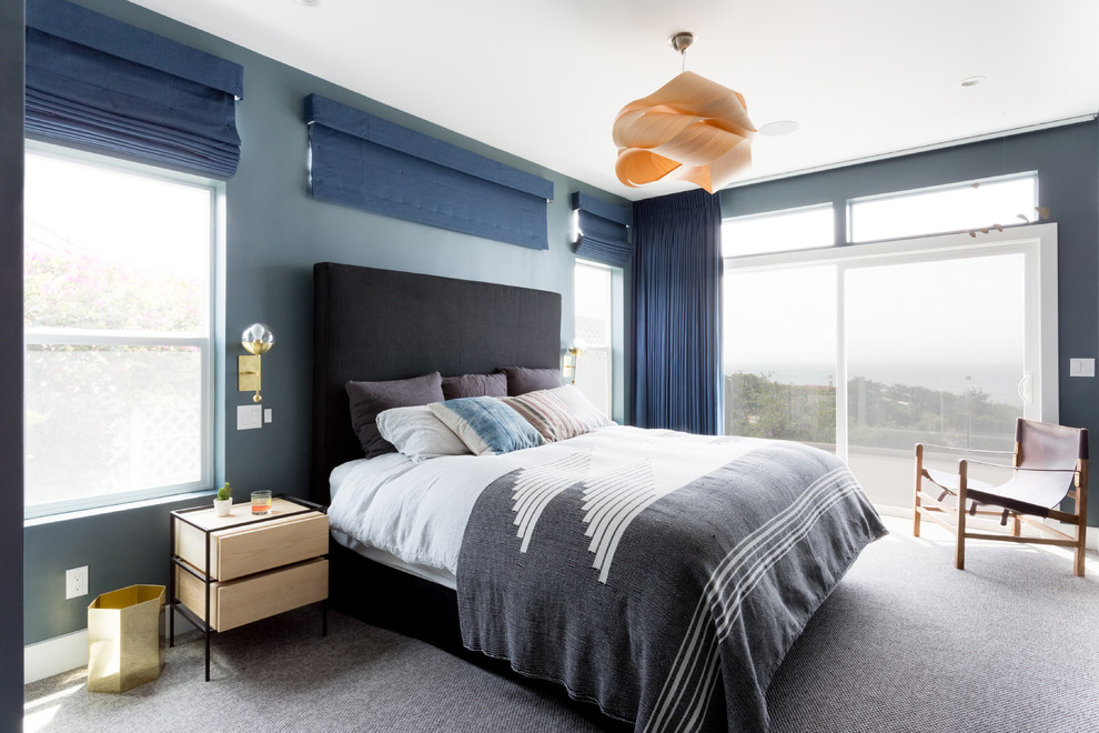 Exemple d'une chambre avec moquette bord de mer avec un mur bleu et un sol gris.