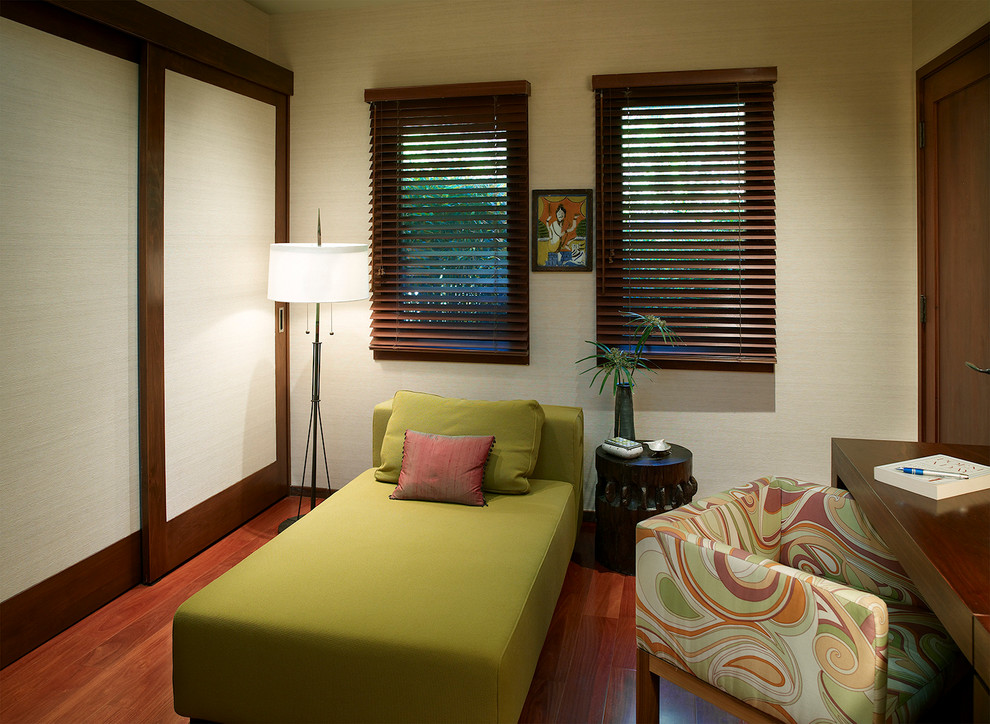 Идея дизайна: гостевая спальня (комната для гостей) в современном стиле с бежевыми стенами и паркетным полом среднего тона