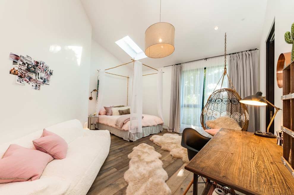 Ejemplo de habitación de invitados actual grande con paredes blancas, suelo gris y suelo de madera en tonos medios