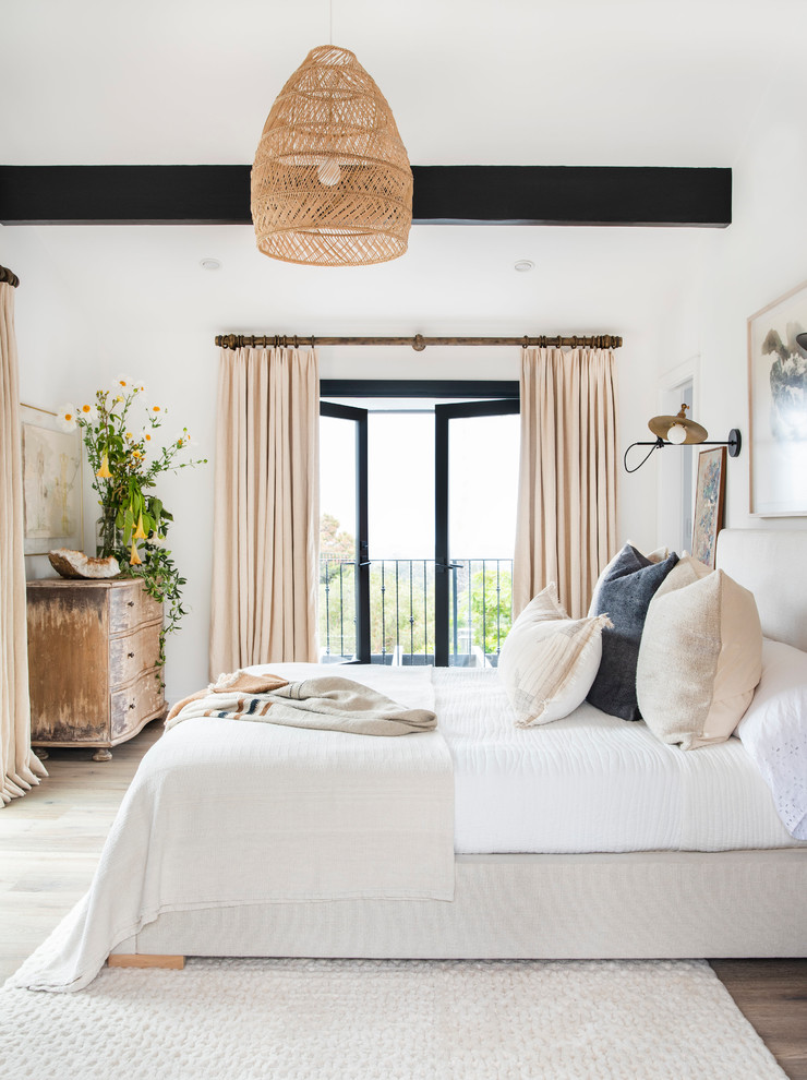 Inspiration för moderna sovrum, med vita väggar, mörkt trägolv och brunt golv