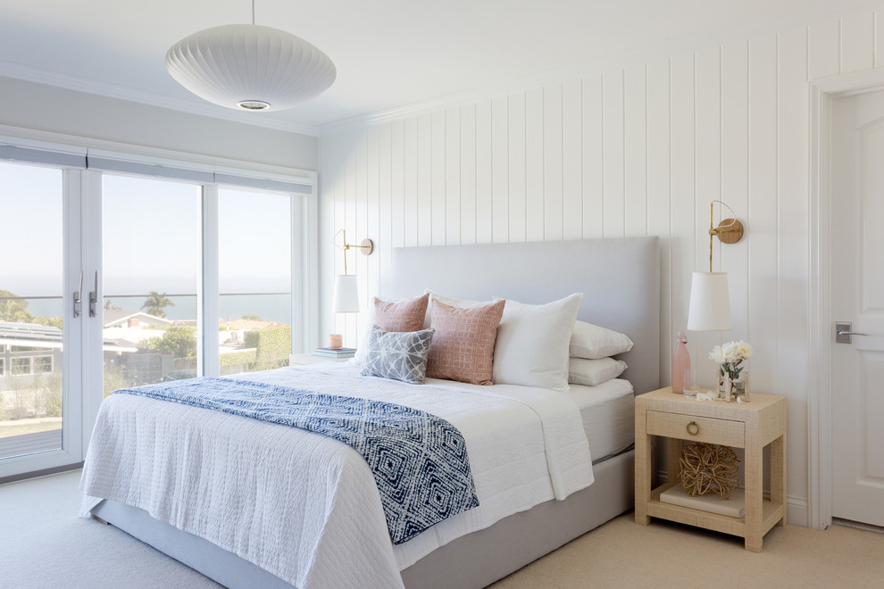 Источник вдохновения для домашнего уюта: хозяйская спальня в морском стиле с белыми стенами и бежевым полом без камина