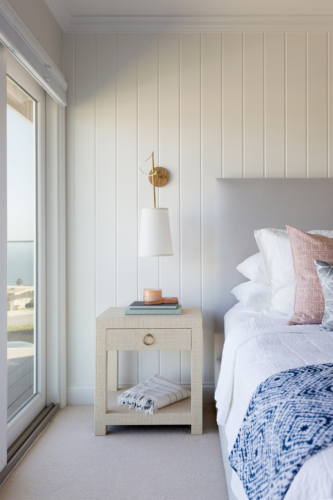 Imagen de dormitorio principal actual sin chimenea con paredes blancas y suelo beige