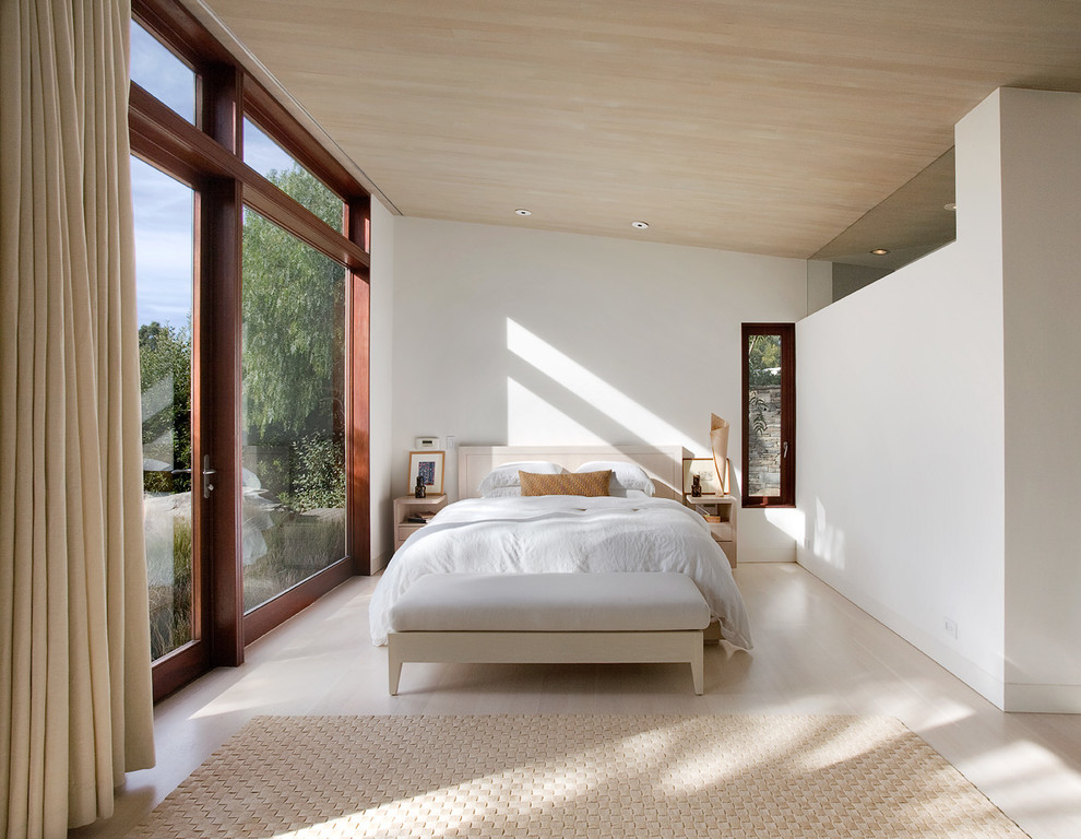 На фото: спальня в современном стиле с белыми стенами и светлым паркетным полом