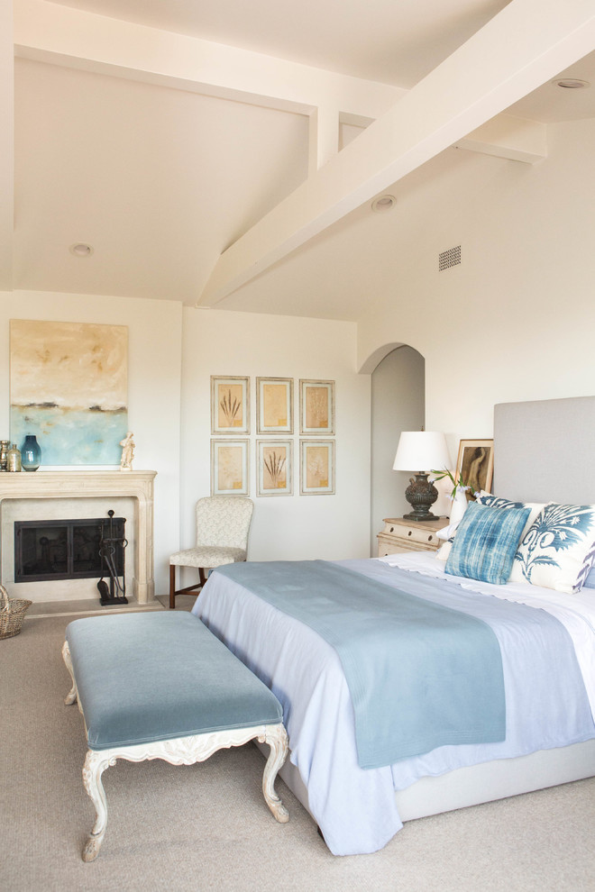 サンフランシスコにある広いビーチスタイルのおしゃれな主寝室 (白い壁、カーペット敷き、標準型暖炉、漆喰の暖炉まわり、照明) のインテリア