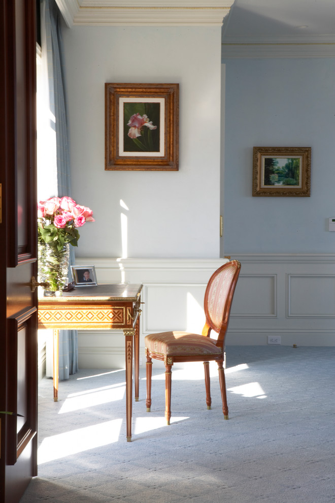 Foto di una grande camera matrimoniale tradizionale con pareti blu, moquette, camino classico e pavimento blu