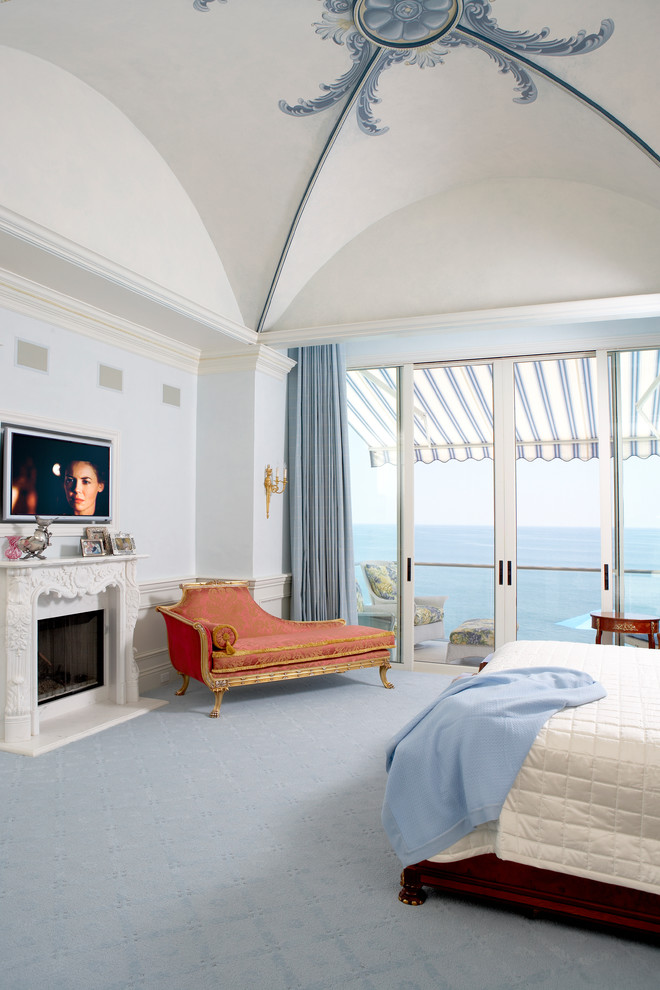 Diseño de dormitorio principal tradicional grande con paredes azules, moqueta, todas las chimeneas y suelo azul