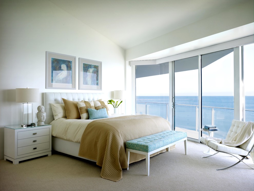 Ispirazione per una camera da letto costiera con pareti bianche e moquette