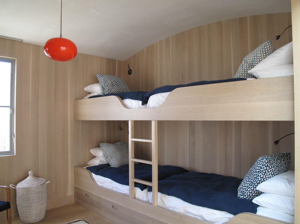На фото: гостевая спальня (комната для гостей) в современном стиле с светлым паркетным полом без камина с