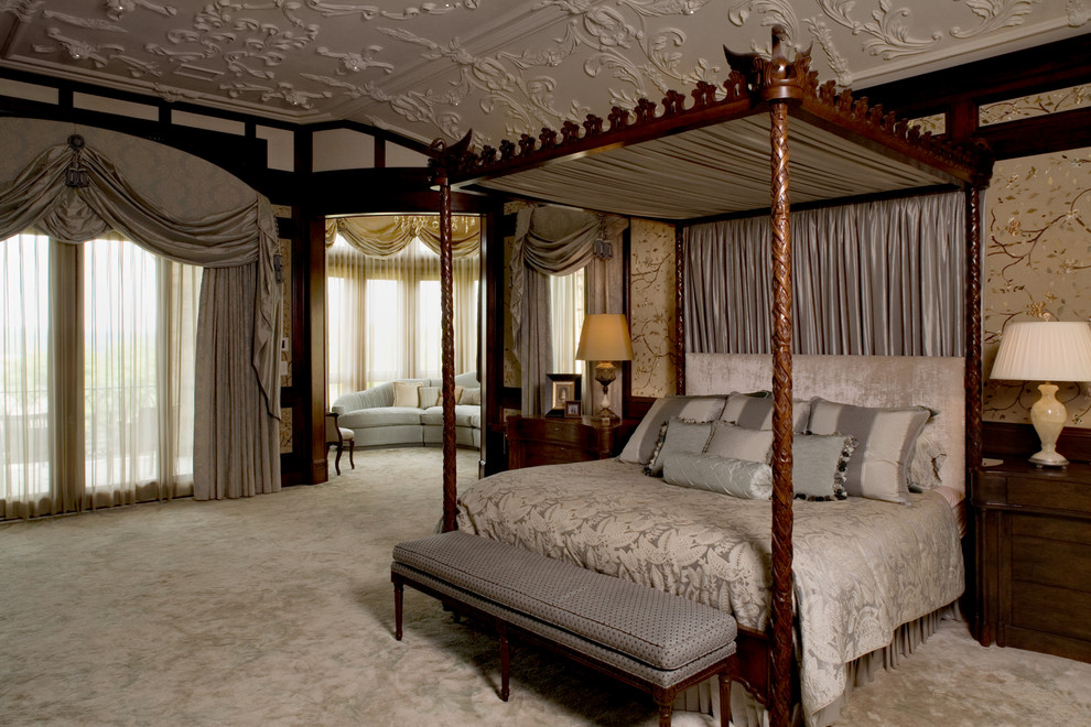 Идея дизайна: хозяйская спальня в классическом стиле с бежевыми стенами, ковровым покрытием и тюлем