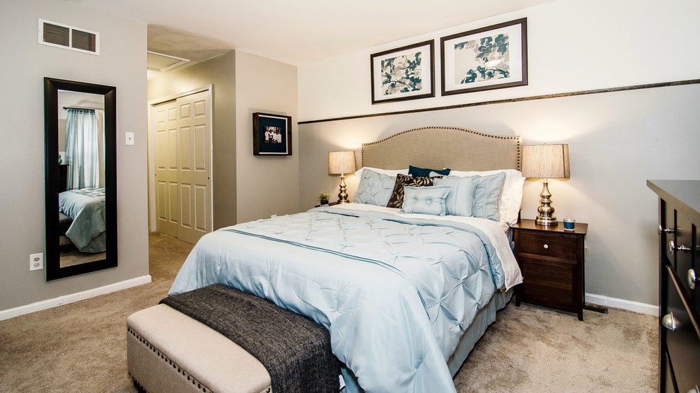 На фото: хозяйская спальня среднего размера в стиле неоклассика (современная классика) с серыми стенами и ковровым покрытием без камина