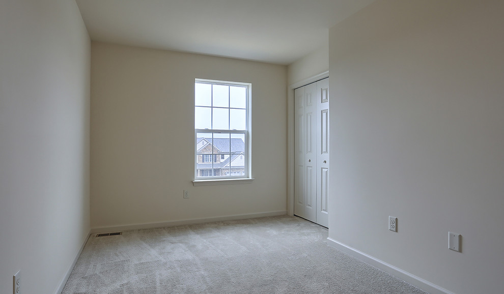 Modelo de habitación de invitados clásica grande con paredes beige, moqueta y suelo beige