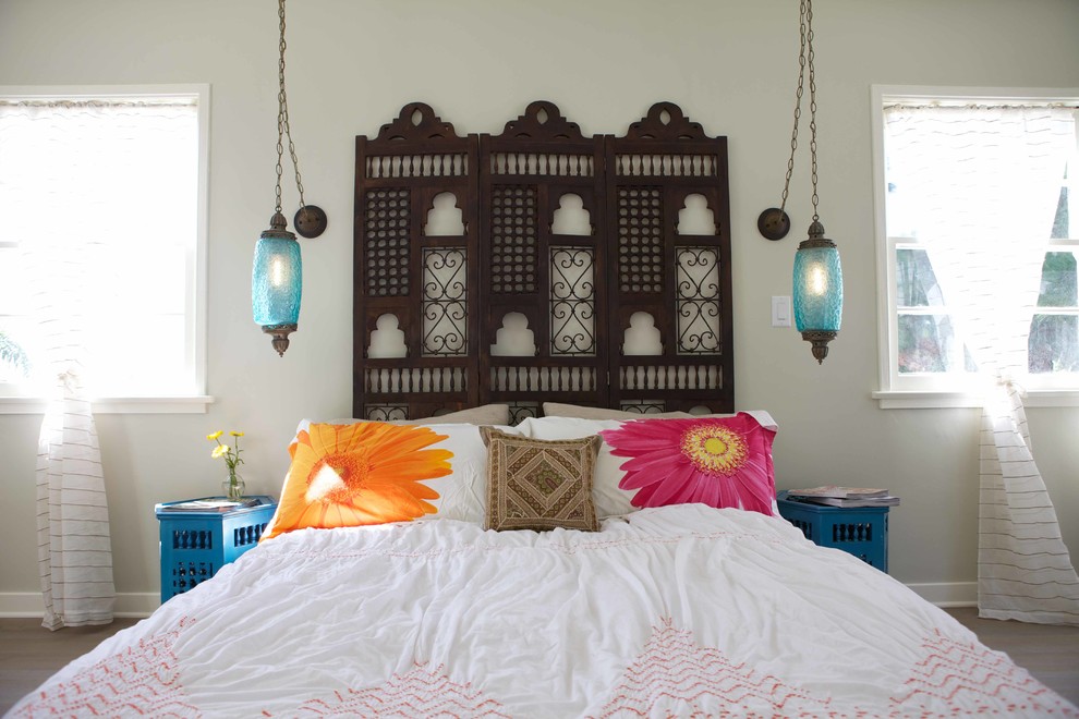 Источник вдохновения для домашнего уюта: спальня в средиземноморском стиле с белыми стенами