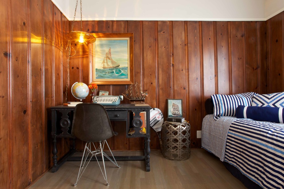 Idee per una camera degli ospiti eclettica con pareti marroni e pavimento in legno massello medio