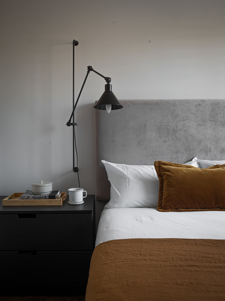 На фото: гостевая спальня среднего размера, (комната для гостей) в скандинавском стиле с серыми стенами, темным паркетным полом и коричневым полом без камина