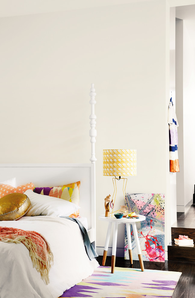 Immagine di una camera da letto design di medie dimensioni con pareti bianche e parquet scuro