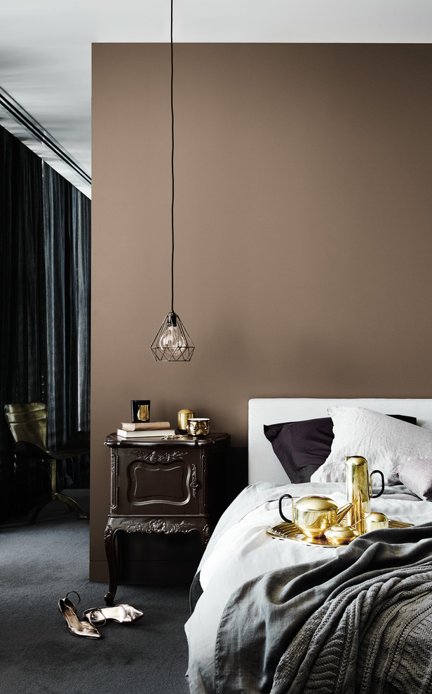 Cette image montre une chambre avec moquette design de taille moyenne avec un mur marron.